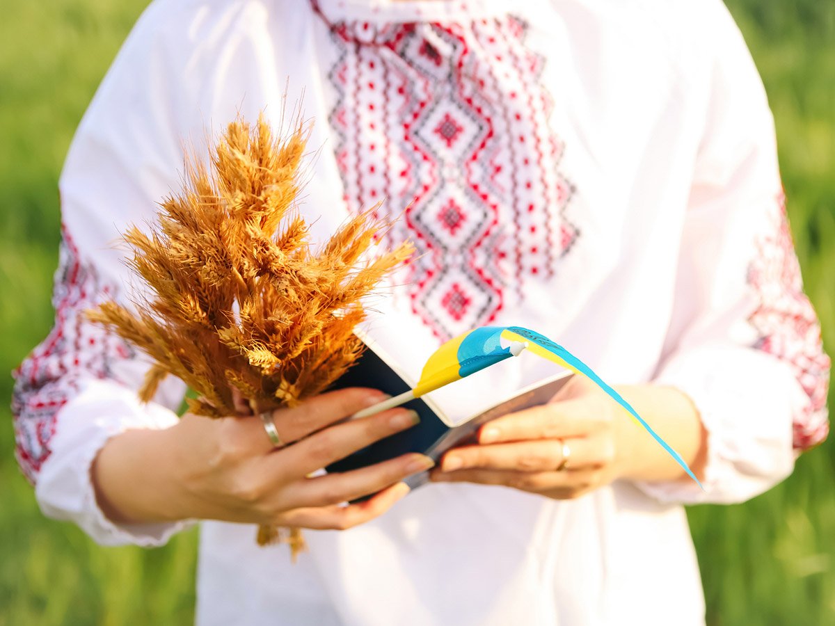 0-Листівки-та-привітання-з-Днем-Конституції-України